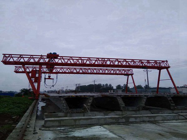 云南德宏龍門(mén)吊廠家 60t門(mén)式起重機(jī)行走結(jié)構(gòu)