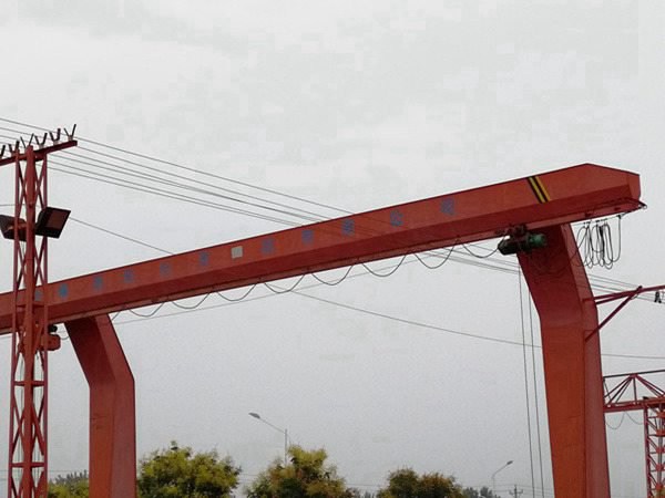 山東泰安龍門吊公司 140噸龍門吊金屬結(jié)構(gòu)