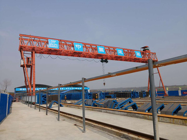 黑龍江鶴崗龍門吊公司筑現(xiàn)代長城